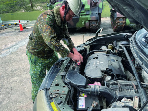 人員實施輪車保養檢查。（圖：歐育誠）