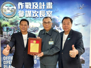 馬防部指揮官陳文星調任參謀本部作戰及計畫參謀次長,縣長王忠銘、議長張永江連袂至國防部拜訪並致贈他金質榮譽縣民證。(圖:連江縣政府)