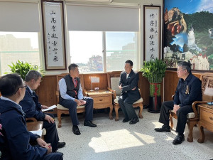 海委會海巡署第11巡防區主任李思賢20日與海岸巡相關單位拜會縣長,強力宣示打擊不法決心,透過威力掃蕩、兩岸偕同執法打擊違法。(圖/文:馮紹夫)