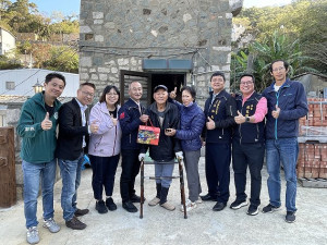 　橋仔村施發財老先生歡度95歲生日，公所、代表會前往祝壽並送上金戒指。（圖／文：陳鵬雄）