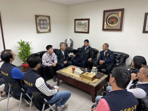 　針對19日北竿地區停電事件，台電分別前往立法院及北竿鄉公所提出處理原則說明。（圖：陳雪生國會辦公室、陳鵬雄）