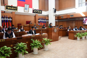 　縣議會定期大會審議113年度地方總預算暨附屬單位預算案，一讀會之前，由主計處長劉美鳳就地方總預算編製情形進行簡報。（圖／文：曹重偉）