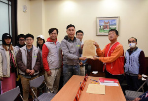 　立委選戰點火，民主進步黨現任縣黨部主委李問，20日下午前往縣選委會辦理參選登記，成為首位完成登記的立委參選人。（圖／文：曹重偉）