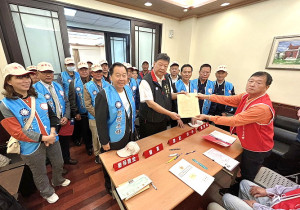 爭取連任,國民黨籍現任立委陳雪生昨天上午在縣長王忠銘、議長張永江及全體議員,多位鄉長、鄉代及村長陪同下,完成參選登記。(圖/文:曹重偉)