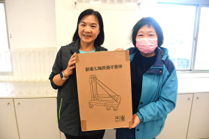 　提升環境及食安，衛福局針對市場攤商進行管理計畫，陳美金頒贈標章給獲認證4家「優級」、6家「良級」，贈送超好用省力摺疊推車。（圖／文：曹重偉）