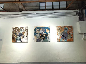 　在地作家劉梅玉在南竿中山門推出衣人衣島創作展，撿拾記憶的舊衣來畫圖，歡迎有興趣的軍民鄉親預約參觀。（圖：劉梅玉）