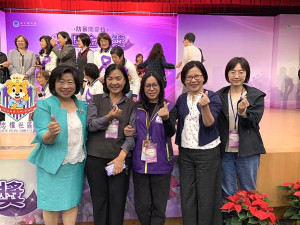 響應社區金像獎,衛福局影片《擁暴》邀婦女會總幹事梁燕林擔任女主角,順利入圍並榮獲全國佳作獎,由局長陳美金率相關人員代表受獎。(圖:衛福局)