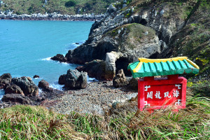 　東引「海現龍闕」、「和尚看經」水泥牌樓是早年國軍所建，時至今日，已成為東引重要的戰地文化景觀遺產。（圖／文：陳其敏）