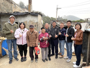 　橋仔林木花老太太歡度90歲生日，公所代表會獻上祝福。（圖／文：陳鵬雄）