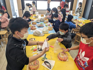 仁愛國小學生進行彩繪蛋糕活動,並為長者們帶來精彩的歌唱表演。(圖:仁愛國小、吳嘉榮)