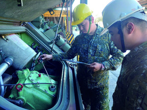 　官兵確認油料存量狀況。（圖：賴宴鋒）