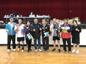 　112年連江縣南竿鄉社區羽球錦標賽25日開打，南竿鄉長林志東為百齡組雙打得獎選手頒獎。（圖／文：吳嘉榮）