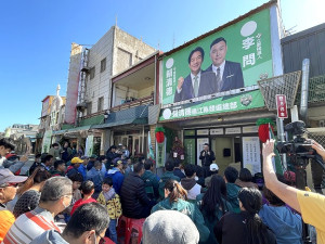 　民進黨總統候選人賴清德、立法委員候選人李問北竿聯合競選總部成立，前主席卓榮泰來馬站台。（圖／文：陳鵬雄）