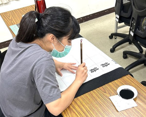中山國中教師黃馨誼榮獲112年全國語文競賽寫字教師組特優。(圖:縣府教育處)