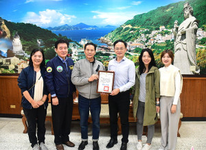 　感謝台塑企業王長庚公益信託贊助，委託長庚大學開發「愛健康照護關懷服務平台」軟體，縣長王忠銘頒發感謝狀給代表人林仲志老師。（圖／文：曹重偉）