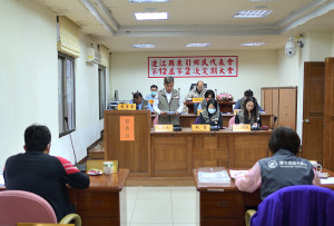　東引鄉民代表會定期大會第二天鄉政總質詢，鄉代表繼續就軍事越野障礙賽辦理、古蹟燈塔120歲生日規劃等議題提出詢問及建議。（圖／文：陳其敏）