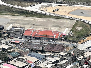 　北竿航空站前停車場工程30日進行主體結構混凝土澆築作業，一天就灌了350立方混凝土。（圖／文：陳鵬雄）