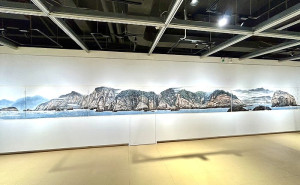 　馬祖民俗文物館正舉辦「滄海山島」陳合成七十畫展，包括一幅長達12公尺的「神州海上第一屏」，是該館歷年展出最長畫作，值得一觀。（圖／文：曹重偉）