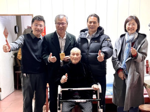 介壽村王火金女士(前)2日百歲大壽,縣長王忠銘、鄉長林志東前往祝壽道賀。(圖:馮紹夫)