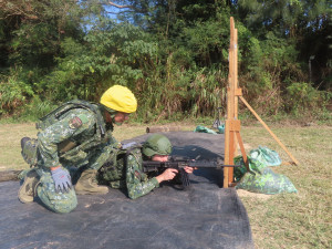 射手配合障礙板實施射擊。（圖：簡慈儒）