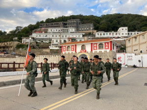 　官兵實施武裝負重跑步訓練。（圖：林瑞和）