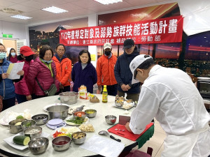 縣府民政處「烹飪快炒班」前進東莒,專業主廚指導授課,提升民眾職能與就業機會。(圖/文:蔡夢玲)