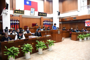 　縣議會進行審議本縣113年度地方總預算暨附屬單位預算案第二、三讀會，由聯席審查小組召集人林明揚上台報告審查結果。（圖／文：曹重偉）