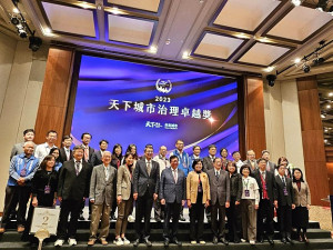 2023第一屆天下城市治理卓越獎頒獎典禮,縣府「戰地轉身‧轉譯再生」計畫獲得經濟成長組優選,由秘書長張龍德、文化處長吳曉雲受獎。(圖:文化處)