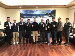 　海大校長許泰文（左4）、台灣世曦董事長施義芳（右5）拜會縣長王忠銘。（圖／文：吳嘉榮）