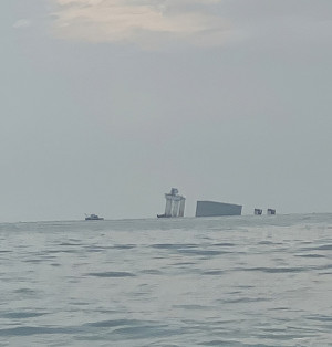 浮沉台船-駿逸2號船體目前無法順利打浮,仍沉在海底靜待進一步檢查。(圖/文:蔡夢玲)