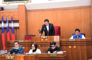 　議長張永江敲下議事槌，縣議會第8屆第2次定期大會劃下句點。（圖／文：曹重偉）
