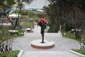 　由縣府及文化總會主辦首屆「馬祖國際藝術島」《島嶼釀》，獲選La Vie雜誌2023「台灣創意力100」年度10大創意展會獎，縣長王忠銘、文總秘書長李厚慶共同受獎。（圖：縣府）