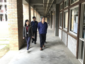 　典試委員何怡澄在縣府人事處長林承澤、馬祖高中校長陳天賜陪同下，巡視馬祖考區馬中試場，關心考生應試情形。（圖／文：吳嘉榮）