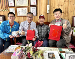 南竿鄉介壽村陳元元老先生96歲生日,副縣長陳冠人會同鄉長林志東等前往登門祝壽,戴上90歲以上壽星專屬的金戒指賀禮。(圖/文:曹重偉)