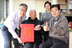 南竿鄉福澳村曹坤全老先生90歲生日,副縣長陳冠人11日上午會同鄉長林志東等前往祝壽,曹坤全與媳婦一起迎接賀客到訪。(圖:南竿鄉公所)