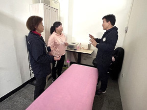 貓爪爪盲人按摩工作室去年因第一航廈施工,暫遷移至第二航廈2樓會客室,昨天回歸機場大廳內,繼續為旅客鄉親服務。(圖/文:曹重偉)