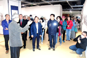 　「滄海山島」陳合成七十畫展盛大開幕，陳合成指出今年為馬祖國際藝術島開幕式揮毫，是在為家鄉做事，分文未取，贏得全場掌聲肯定。（圖／文：曹重偉）