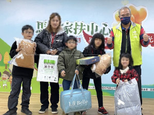 天氣漸涼,家扶集結社會愛心舉辦寒冬送暖活動,扶幼委員會主委陳書建、副主委曾林官等人出席,為受助家庭提供溫暖的祝福和鼓勵。(圖:馬祖家扶)