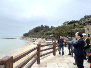 縣長王忠銘13日現勘南竿津沙離岸潛堤、福澳復國路及周邊道路改善工程。(圖/文:馮紹夫)