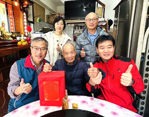 南竿復興村曹起榕老先生過90歲生日,副縣長陳冠人、鄉長林志東登門祝壽及獻上祝福。(圖/文:曹重偉)