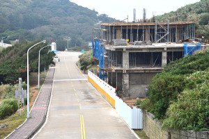 　東引停車場新建工程，因為工程進度嚴重落後，主辦機關馬祖風景區管理處決定終止契約，並籲請民眾勿擅闖已封閉的工地。（圖／文：陳其敏）