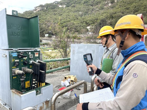 　台電強化北竿地區配電線路運轉作為小組，連日兵分多路展開全島設備檢視。（圖／文：陳鵬雄）