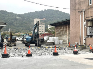 　塘岐中正路後方污水管路更新及道面改善開挖，居民出入不便期約至明年3月下旬。（圖／文：陳鵬雄）