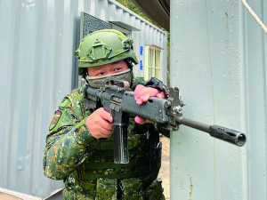 官兵進行防護作戰演練。（圖：胡鐵耀）