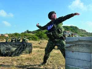 官兵實施手榴彈野戰投擲測驗。（圖：歐育誠）