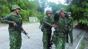 官兵模擬搜查意圖闖入單位不明人士。（圖：黃昱敏）