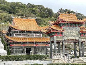 　迎接明年元宵盛會，北竿主辦宮廟白沙平水尊王廟展開裝修工作。（圖／文：陳鵬雄）