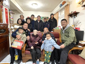 　后澳94歲的陳嬌嬌過生日，各界獻上祝福。（圖／文：陳鵬雄）