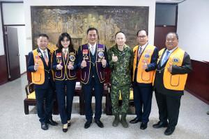 　國際獅子會300C-2區訪問團18日抵馬祖，下午前往勝利山莊勞軍並致贈加菜金，指揮官黃先任、政戰主任龔瓊玉、憲兵隊長熱情歡迎。（圖／文：曹重偉）