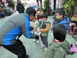 東莒國小幼兒園的愛心班送愛心活動,為寒冷季節增添溫馨和感動。(圖/文:蔡夢玲)